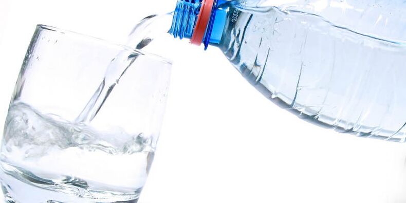 სუფთა წყლის დალევა სავალდებულოა წონის დასაკლებად სახლში